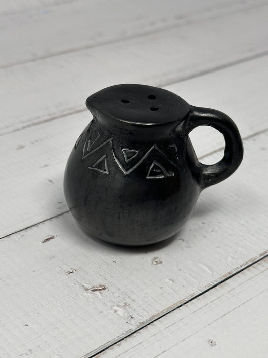 Salt shaker/Saleros (Barro Negro/black clay)