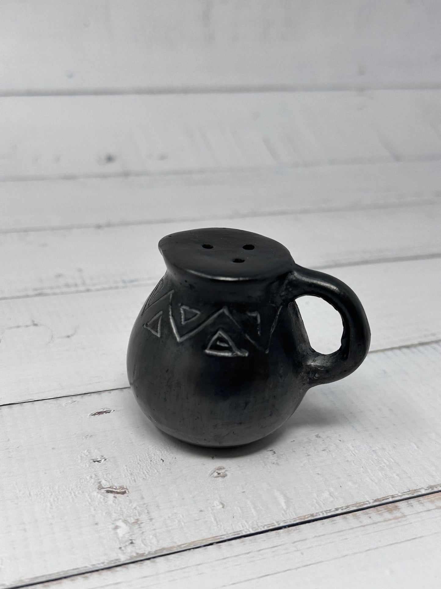 Salt shaker/Saleros (Barro Negro/black clay)