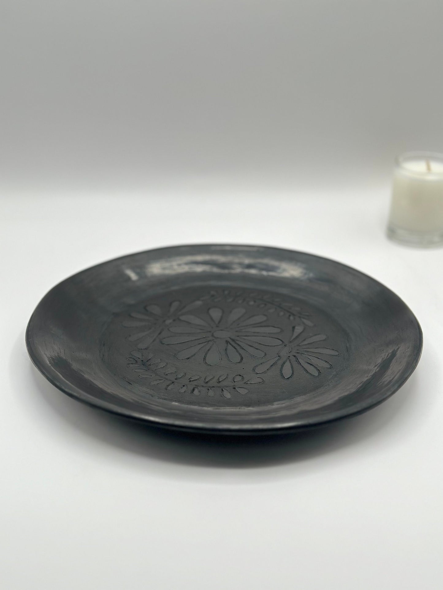 Dinner plate/plato extendido con diseño (Barro Negro/black clay)