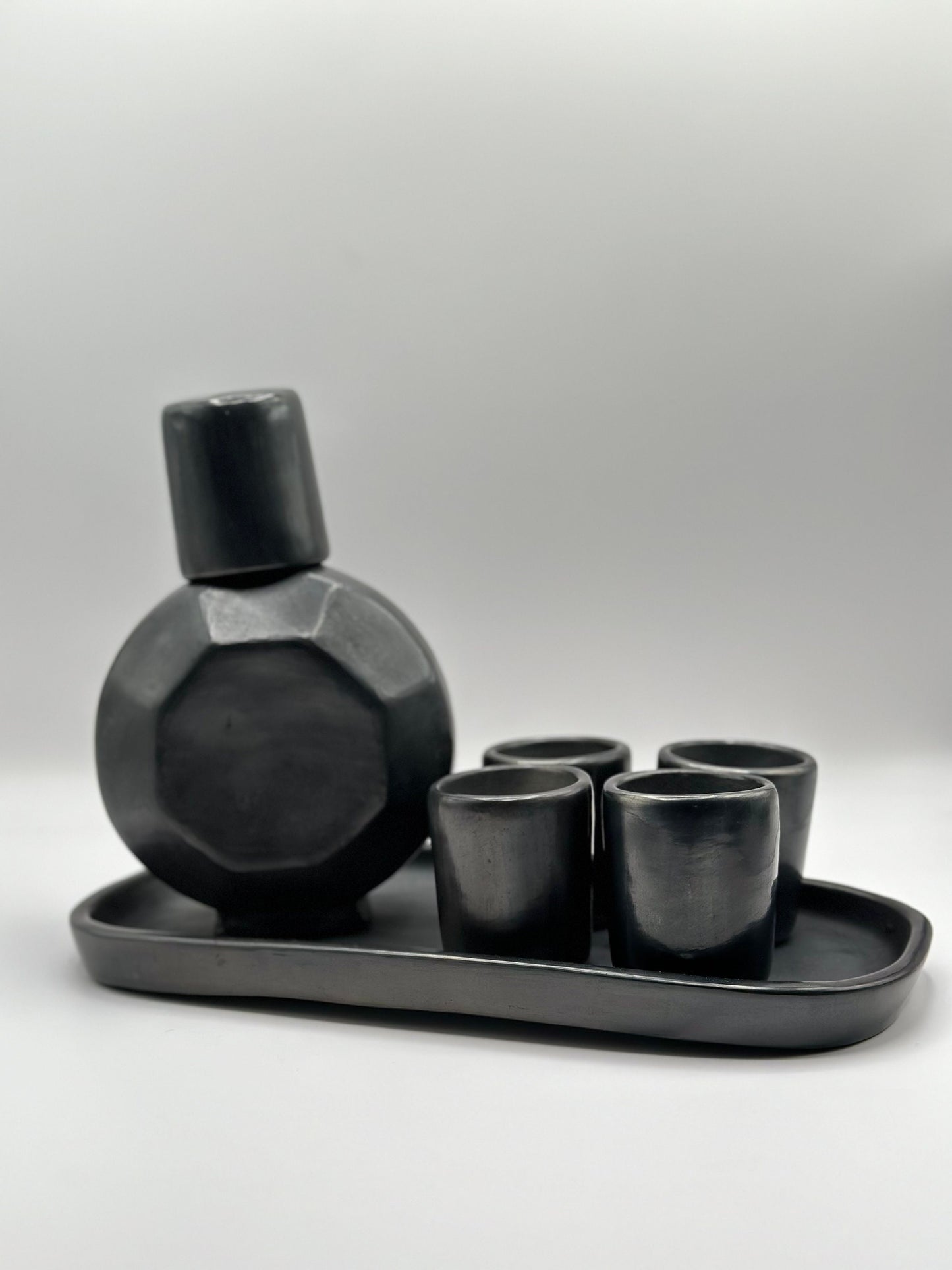 Bottle with shot glass/Botella con mescalero(Barro negro/black clay)