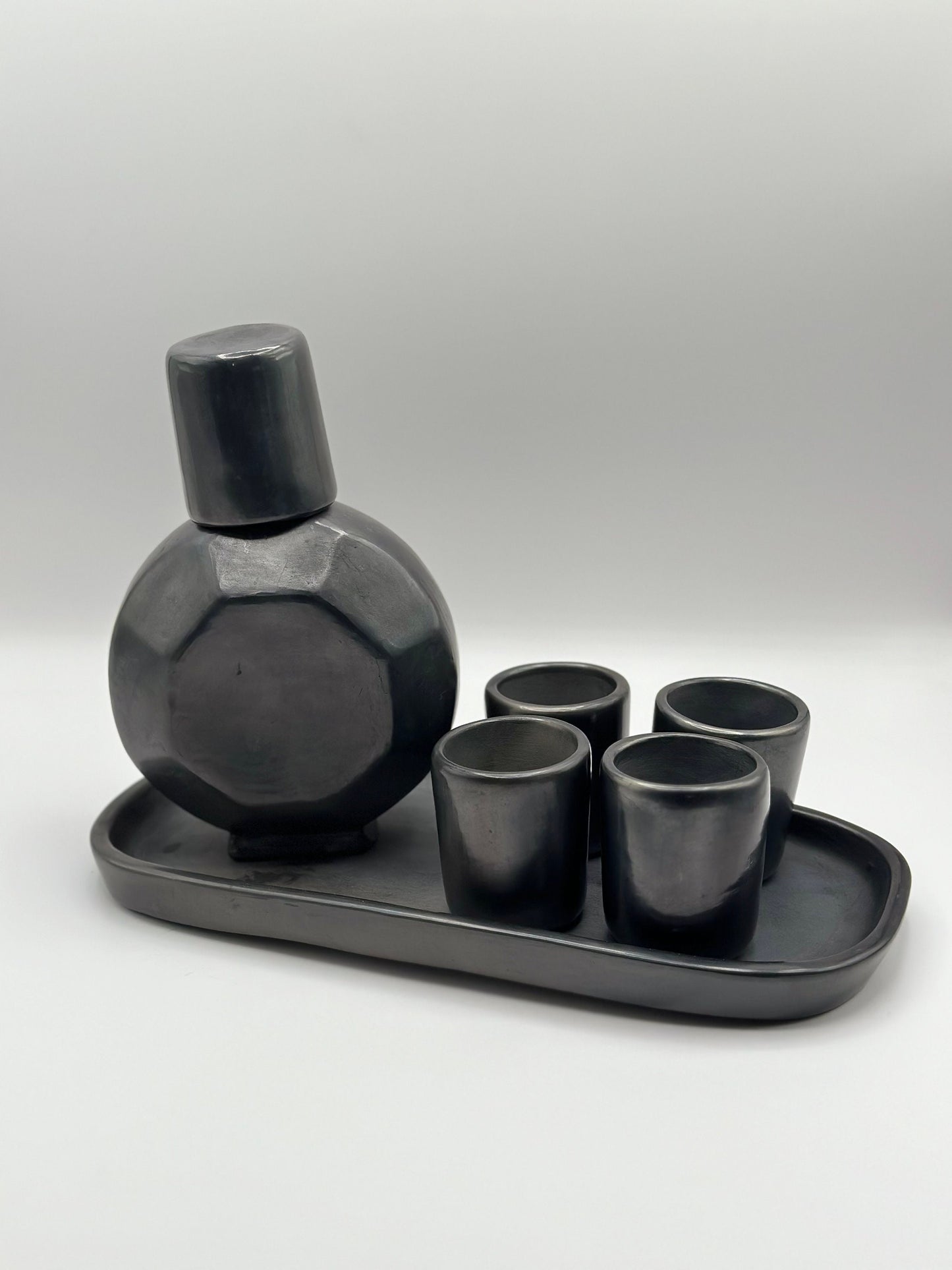 Bottle with shot glass/Botella con mescalero(Barro negro/black clay)