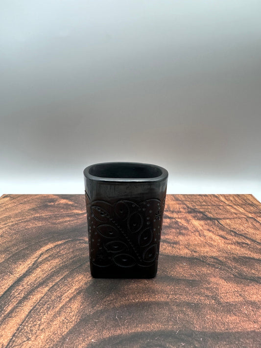 Cup with design/ vaso con diseño (barro negro/black clay)