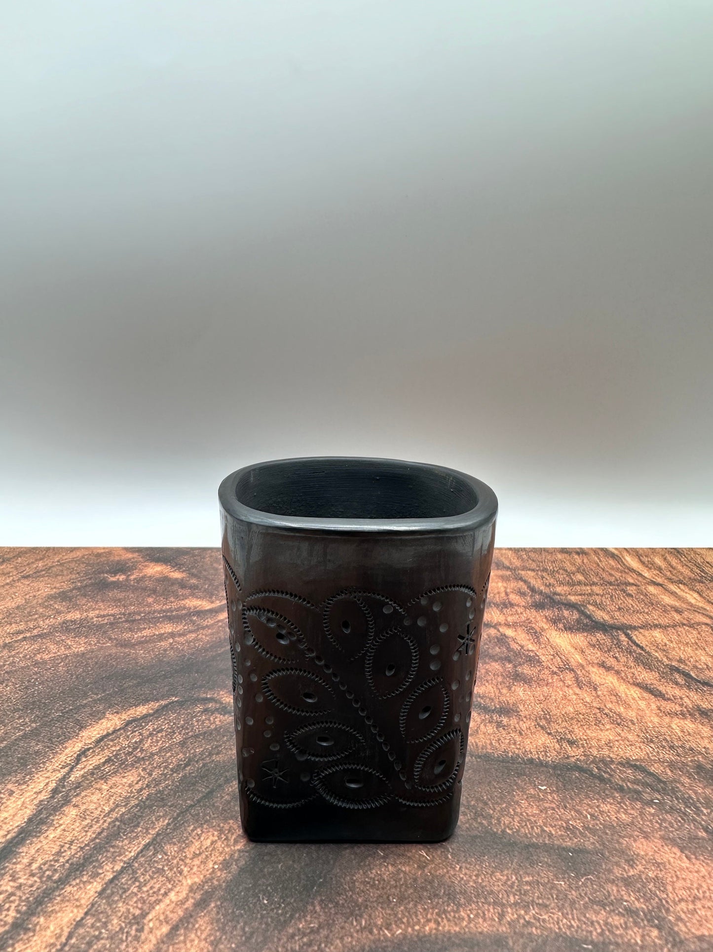 Cup with design/ vaso con diseño (barro negro/black clay)