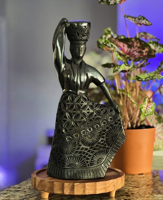 Muñeca de Oaxaca  (Barro Negro/black clay)